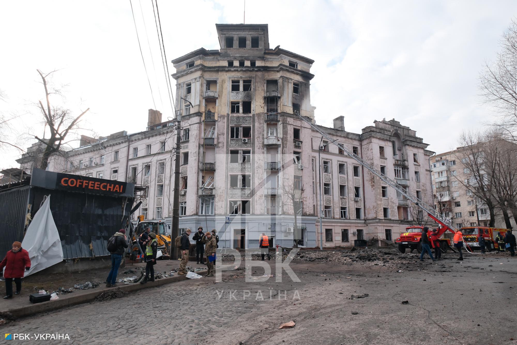 Нерозірваний снаряд, вибиті вікна та глибока вирва. Наслідки атаки на Київ у фото